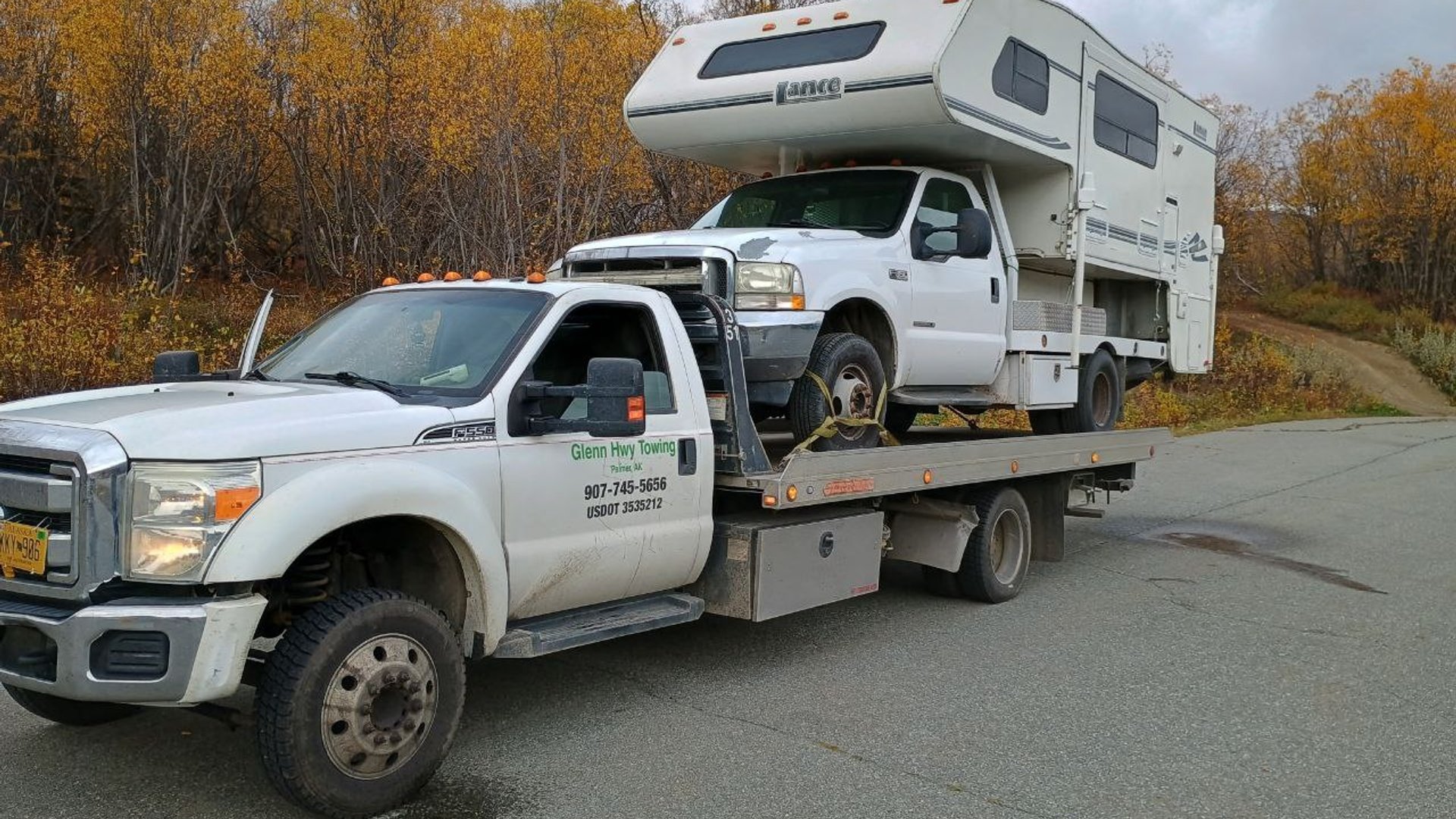 Professional flatbed tow truck loading vehicle with winch